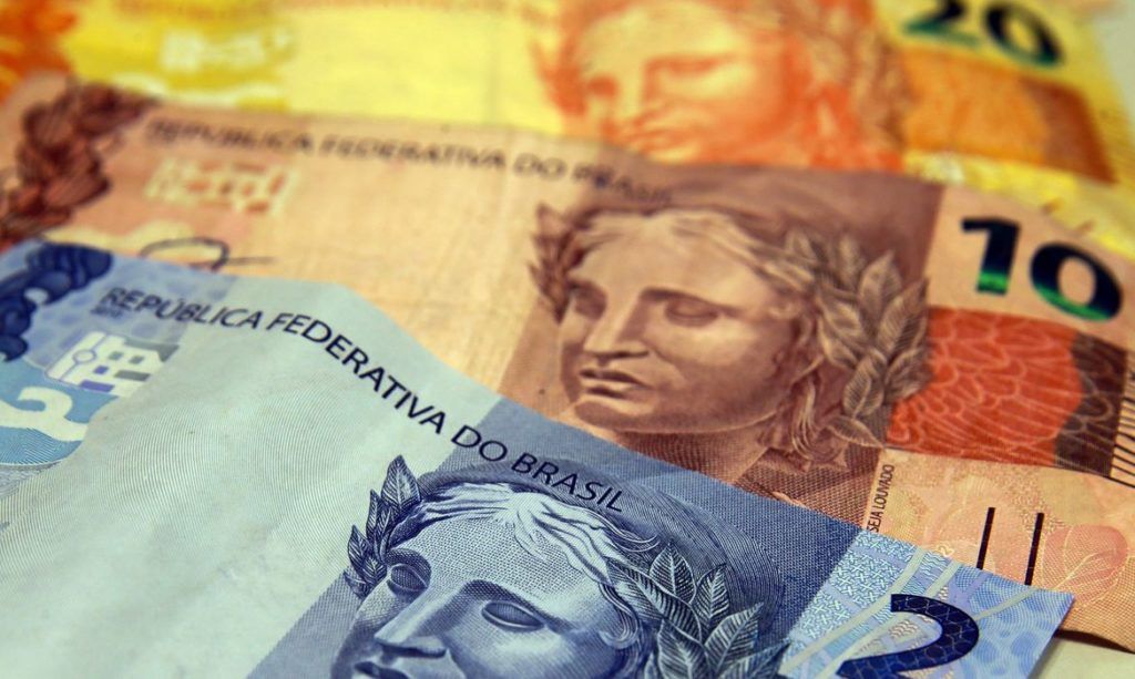 Dólar cai para R$ 5,20 e fecha no menor valor do ano